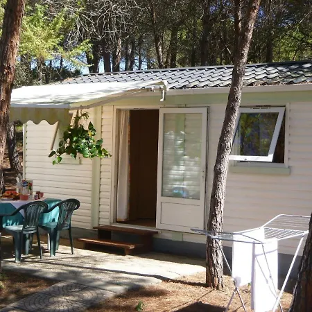 Dom wakacyjny Snug Mobile Home In Sorso With Garden