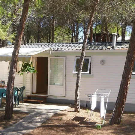 Dom wakacyjny Snug Mobile Home In Sorso With Garden Sorso